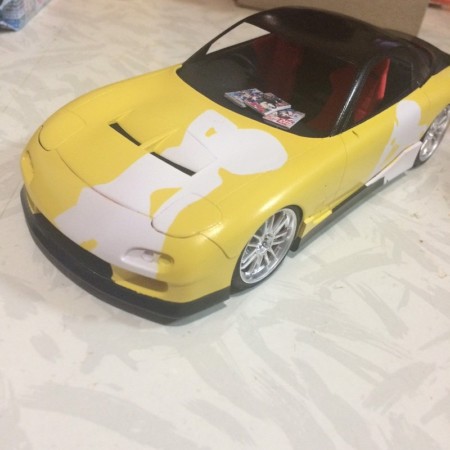 ボディ色の塗装が完了したボディ