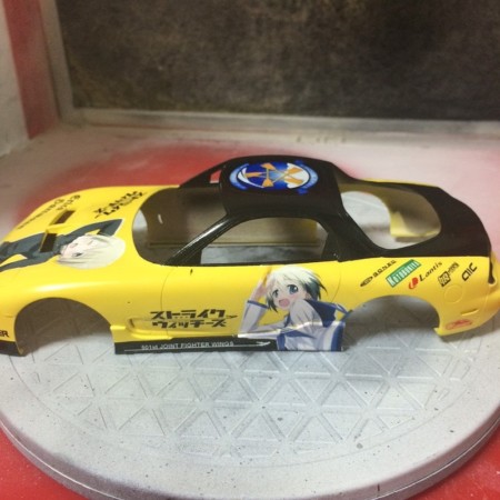 デカール貼付完了(左)