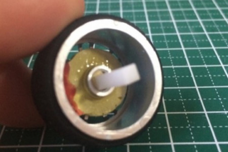 ホイールにプラ棒を接着