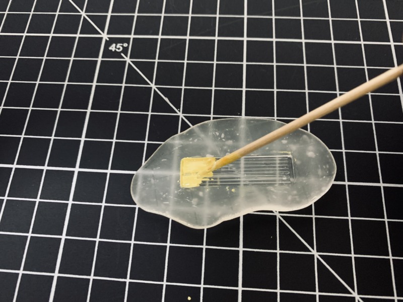 ポリパテを充填している様子